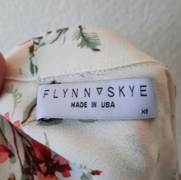 Flynn Skye Get Away Lace Up Front Day Desire White Red Floral Blouse XS - Picture 5 of 7